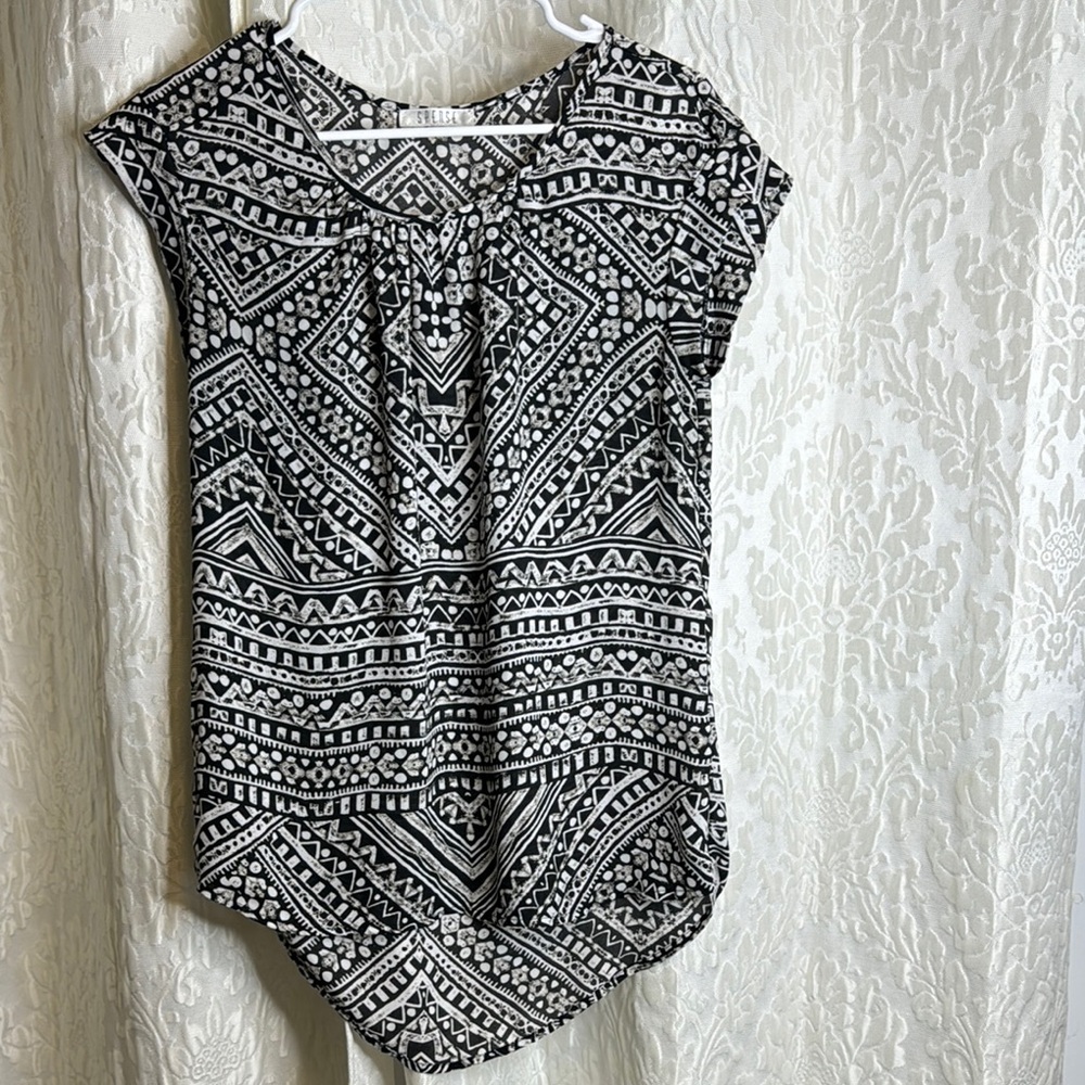 ❤️ Black and White Geometric Print Women's Top